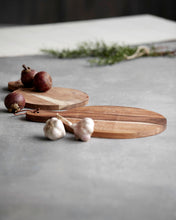 Load image into Gallery viewer, Set of 2 chopping boards in acacia wood