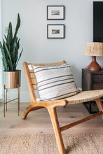 Load image into Gallery viewer, Brick table lamp with raffia shade